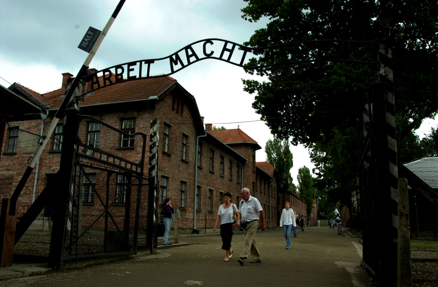 På vei inn porten i Auschwitz. Foto: Pål Stagnes