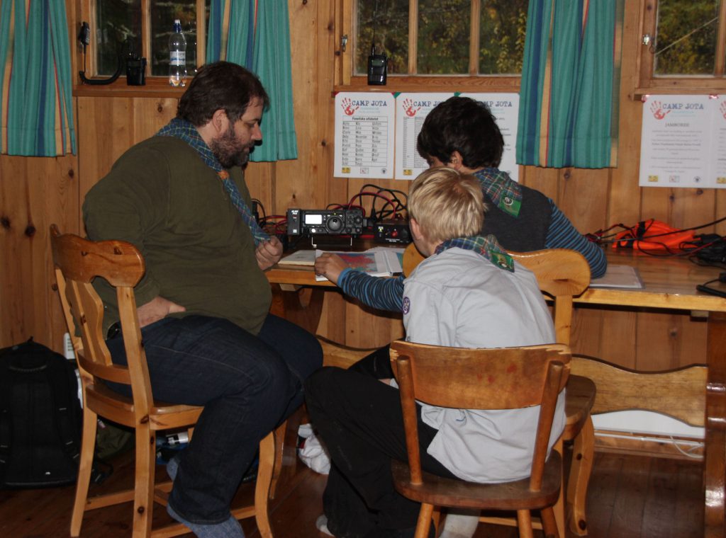LA6CSA Pål og speidere ved radioen i QSO (samtale) med en annen JOTA-stasjon. Foto: Paul Henrik Wanderås